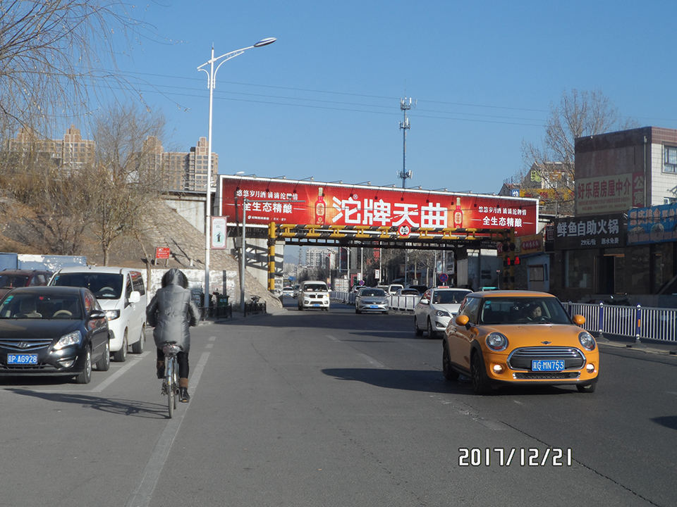 鉆石路鐵路橋三面翻廣告牌 鉆石路鐵路橋三面翻廣告牌