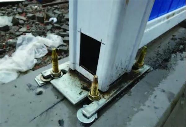 圖2 底座膨脹螺栓連接圖